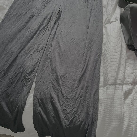 Black Lightweight Flowy Yoga Pants – Pre-owned - Picture 3 of 5